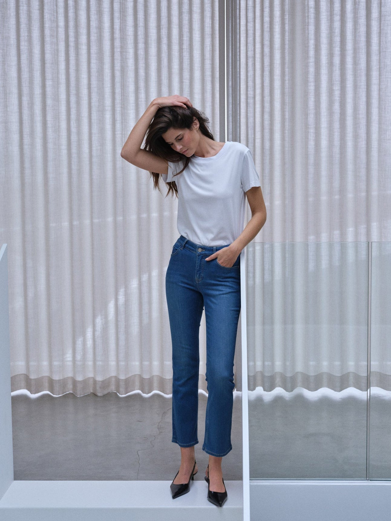 Modelshot / White / Detail